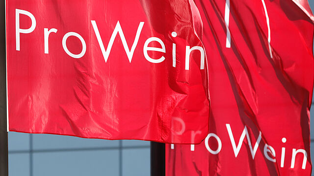 Flaggen der ProWein. Foto: Messe Düsseldorf / ctillmann
